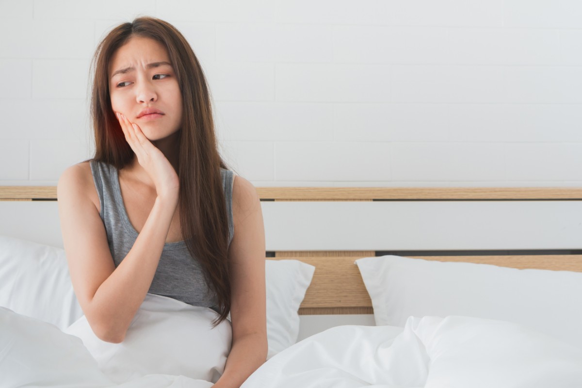 セラミック治療後に違和感や痛みが生じている女性