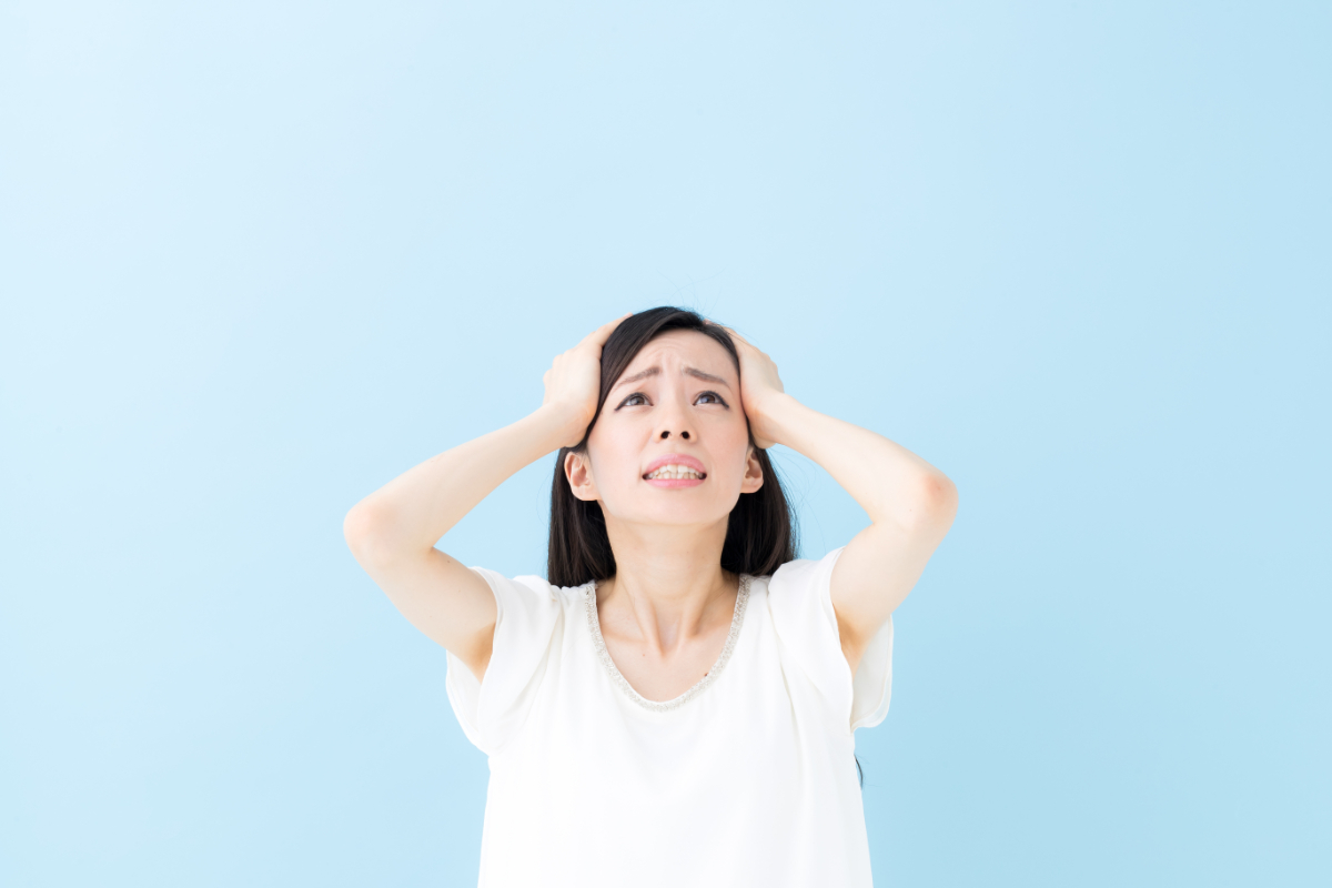 歯の噛み合わせが悪いことで起こる症状を想起している女性