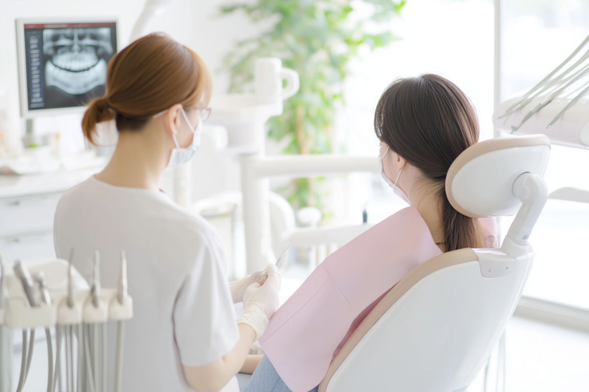 ワイヤー矯正を計画どおりに進めるために計画的に歯科通院する女性