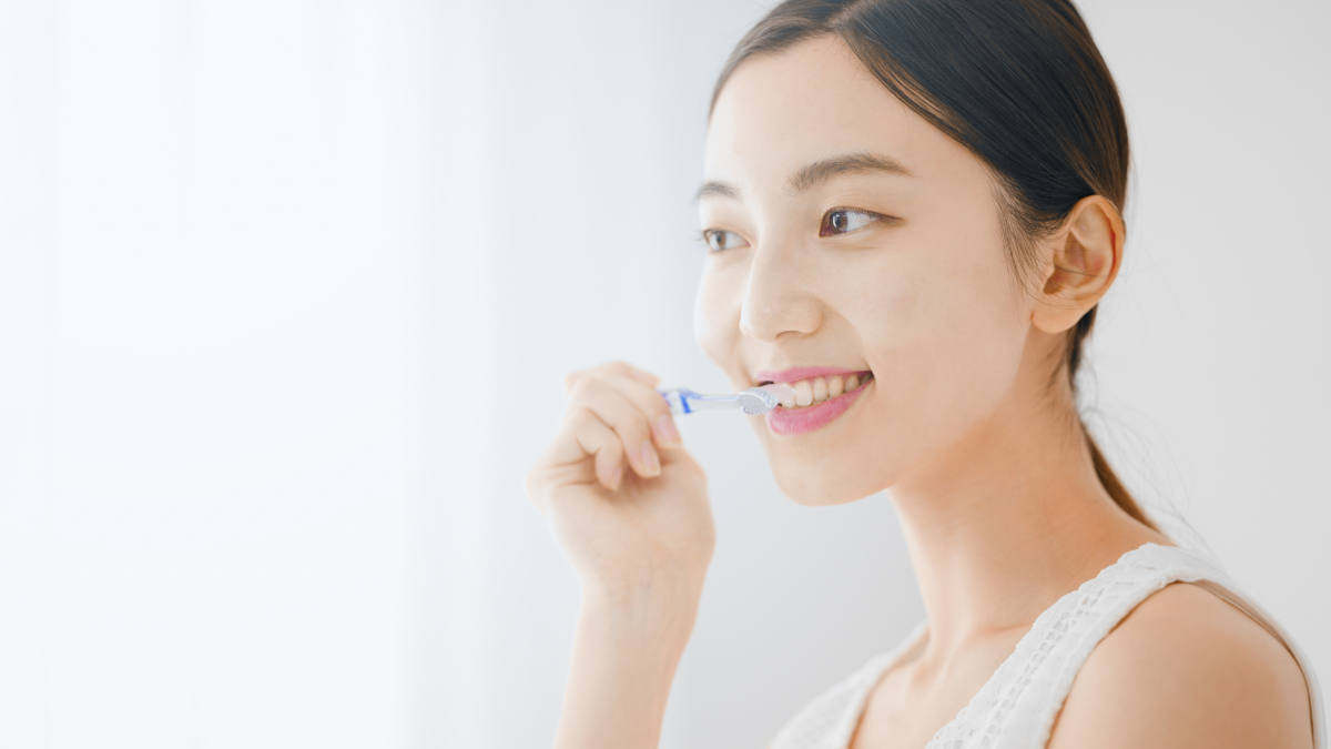 虫歯が進行するのを防ぐためにしっかり歯磨きをしている女性