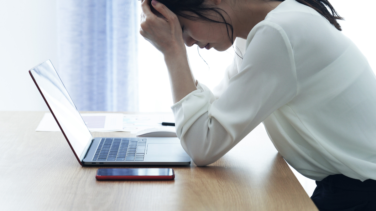 ワイヤー矯正の治療期間が長くなり頭を抱える女性