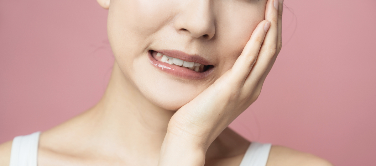 ホワイトニングで歯がしみてしまっている女性