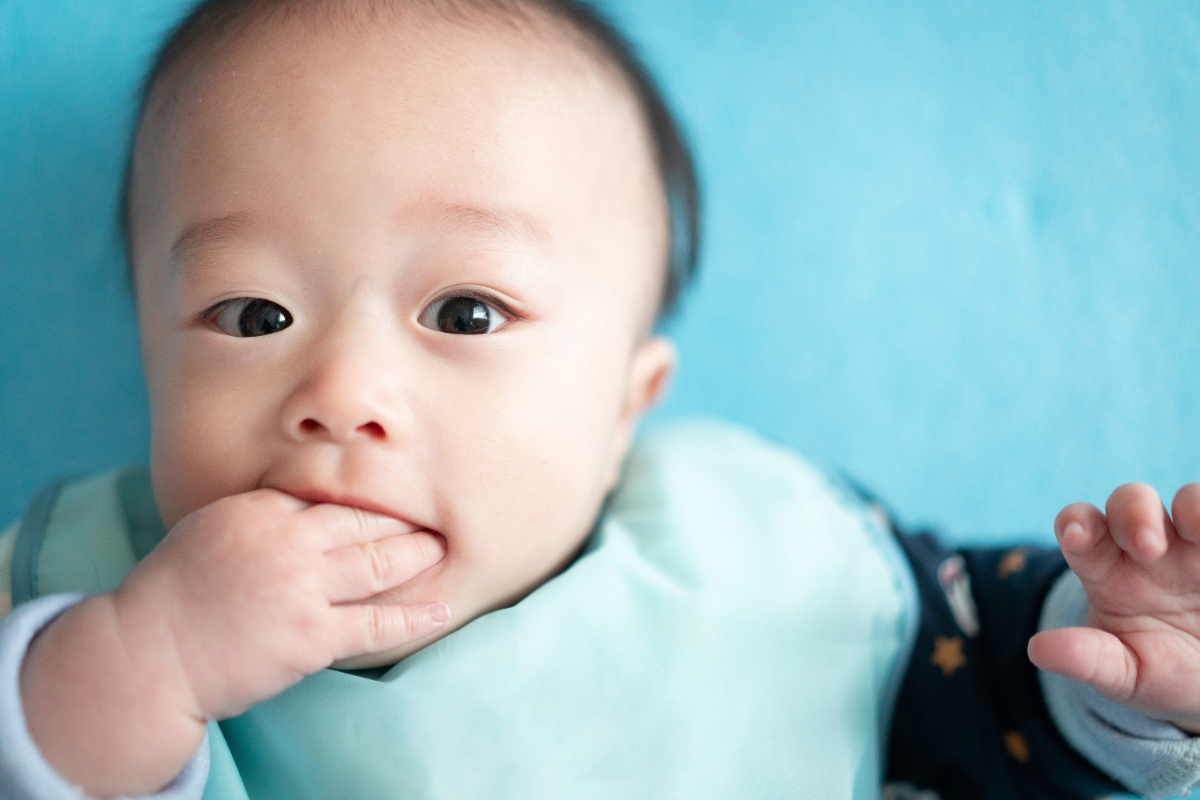 歯の噛み合わせが悪くなる原因である指しゃぶりをしてしまう赤ちゃん