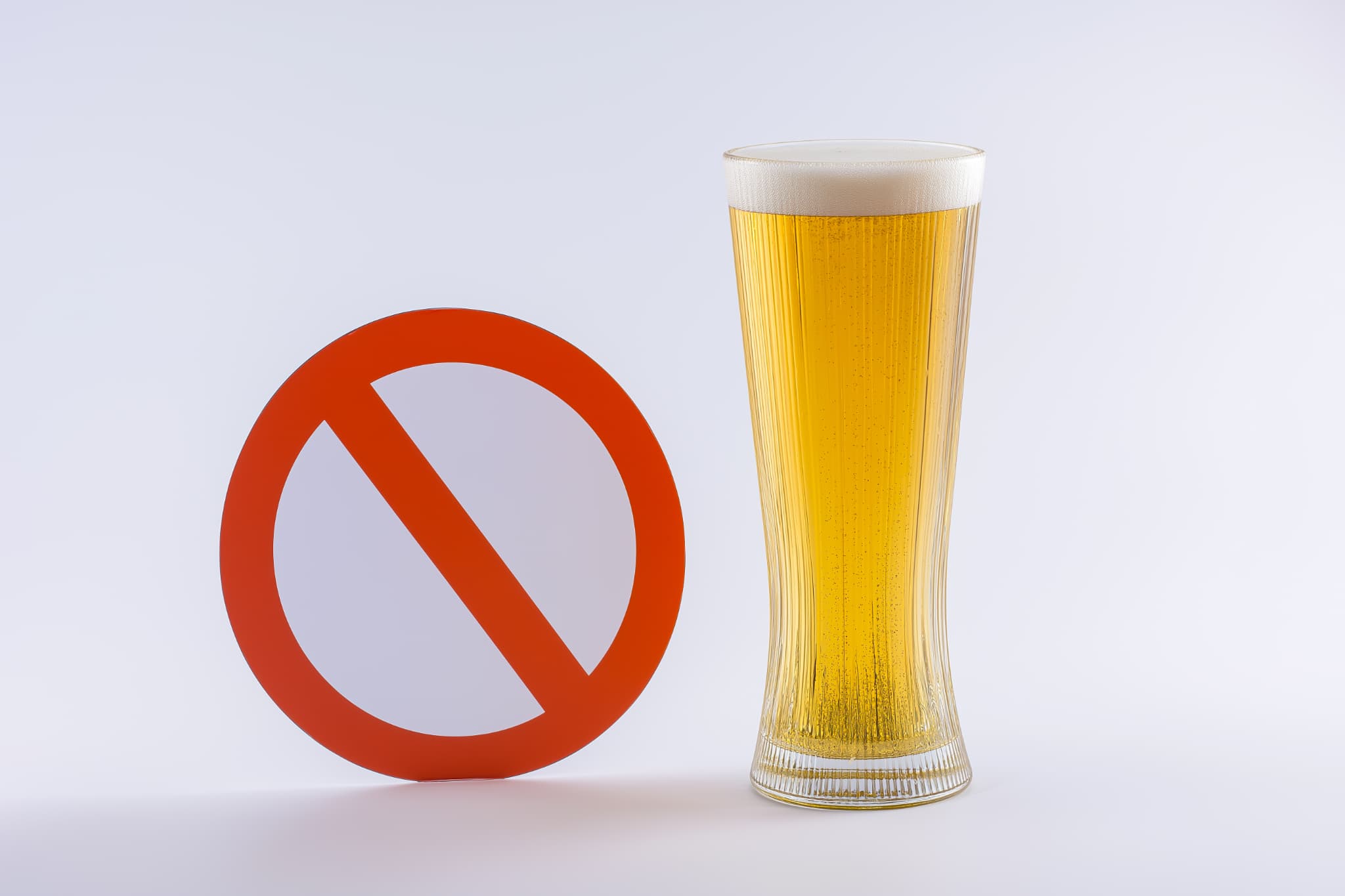  親知らず周辺の歯茎が腫れたときにアルコールを控えるイメージ