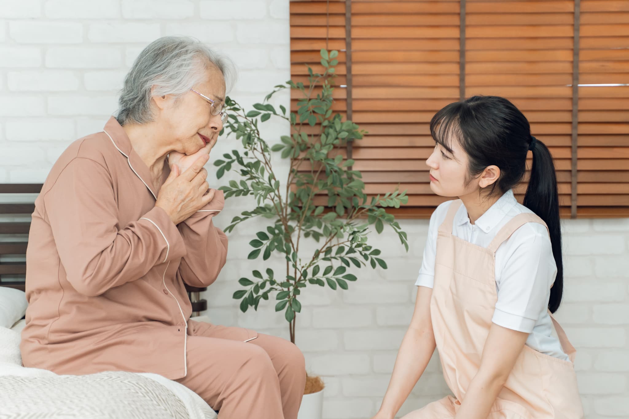 奥歯を部分入れ歯にしたいと悩む老人