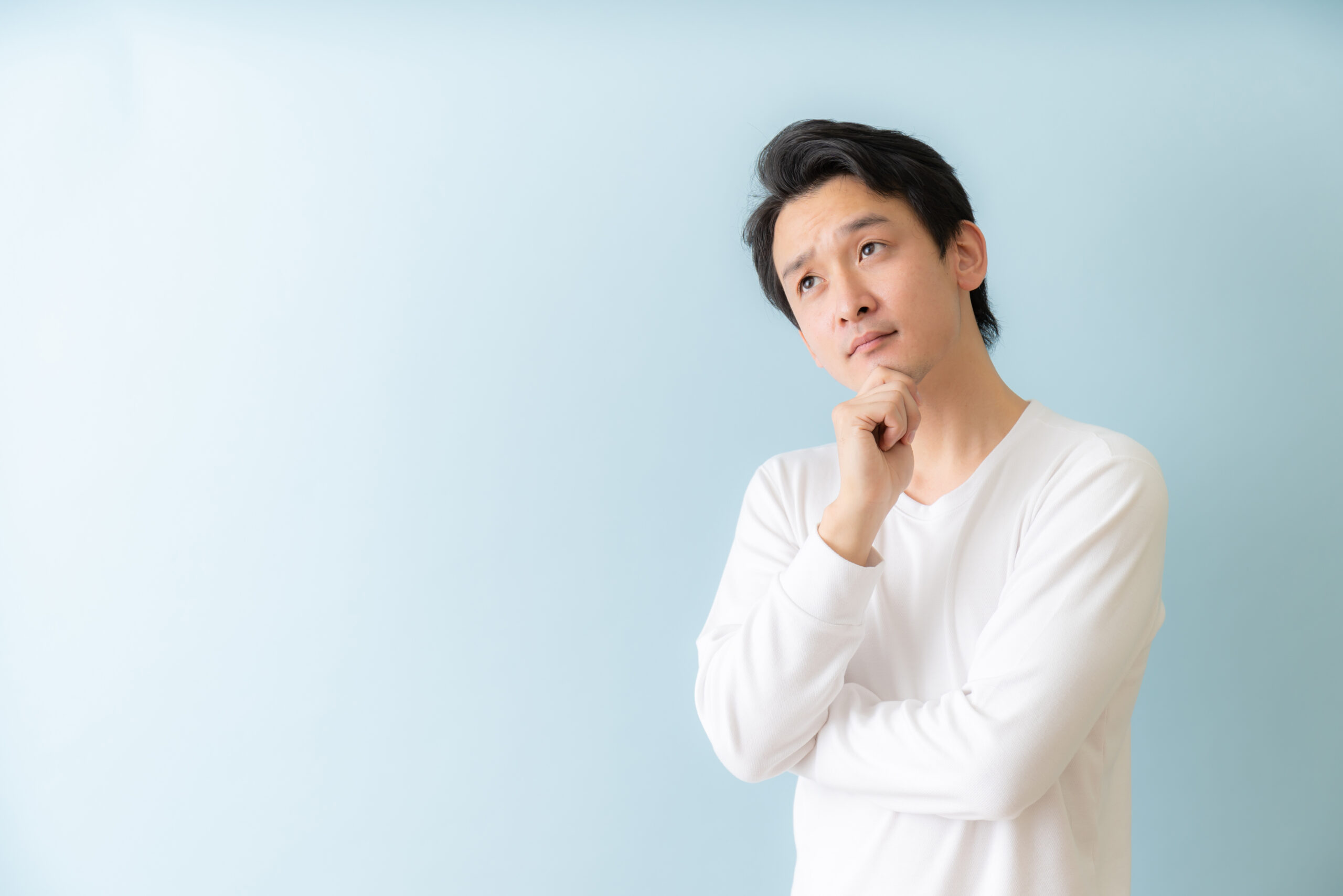 マウスピース矯正の治療は早められるのか考える男性