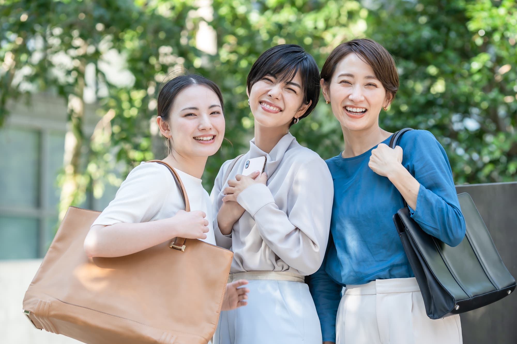 健康な歯をした三人の笑顔の女性たち