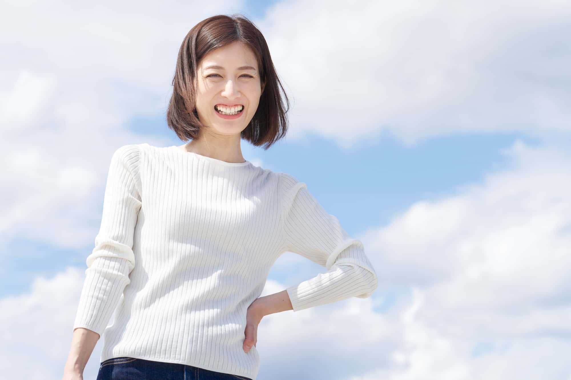 審美歯科治療をして美しい白い歯の女性