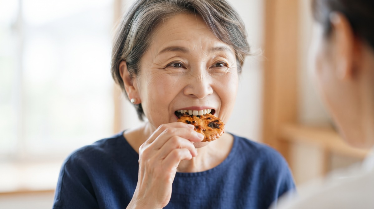 せんべいを食べているシニア女性