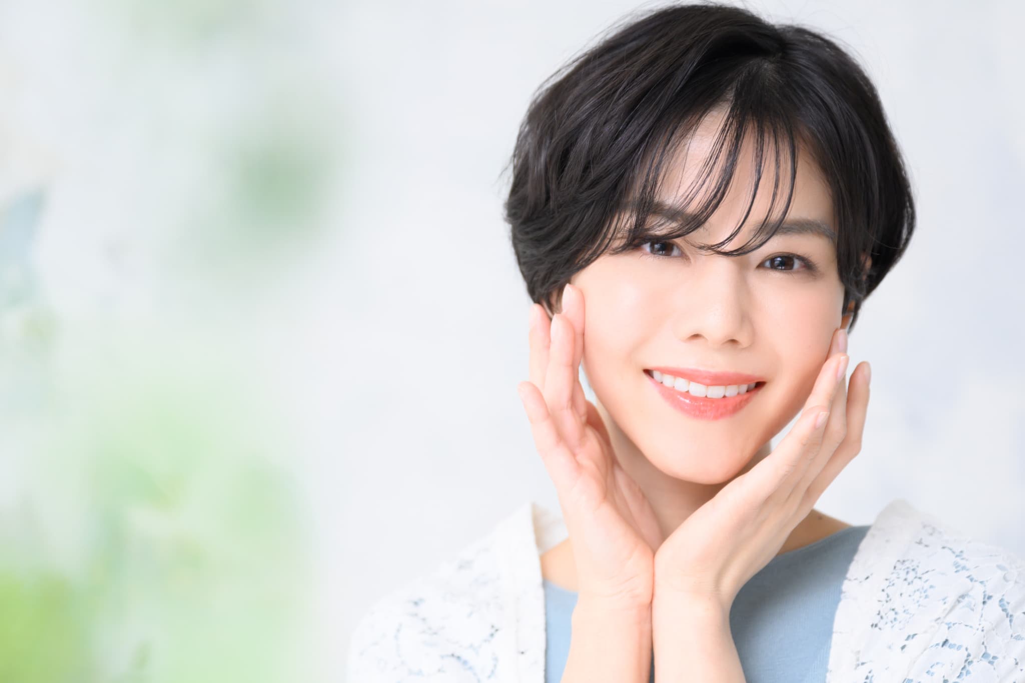 虫歯治療のあとホワイトニングの施術を受け笑顔を見せる女性