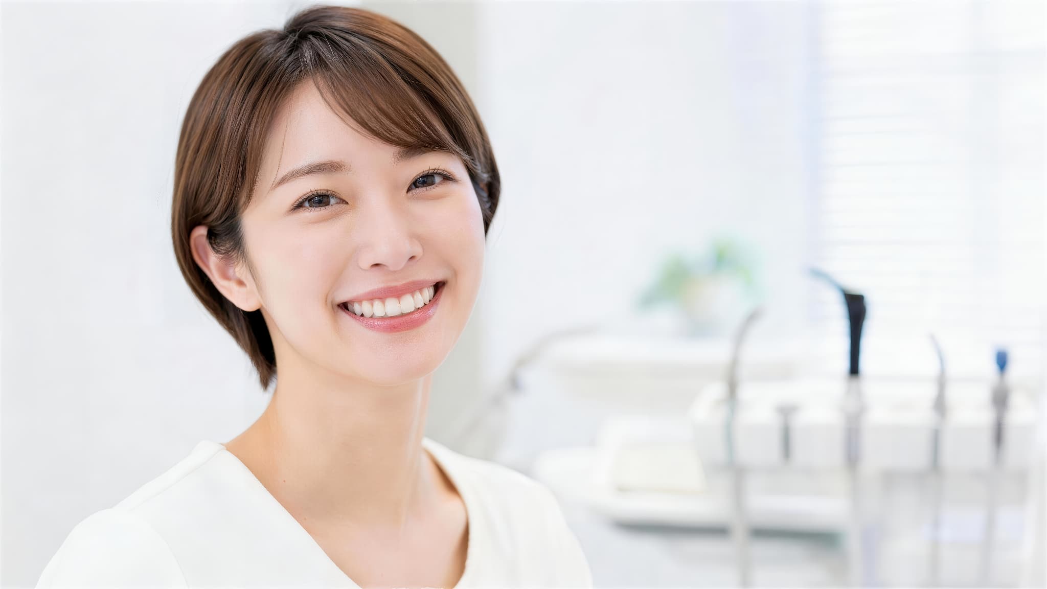 ホワイトニングで白い歯を維持する笑顔の女性