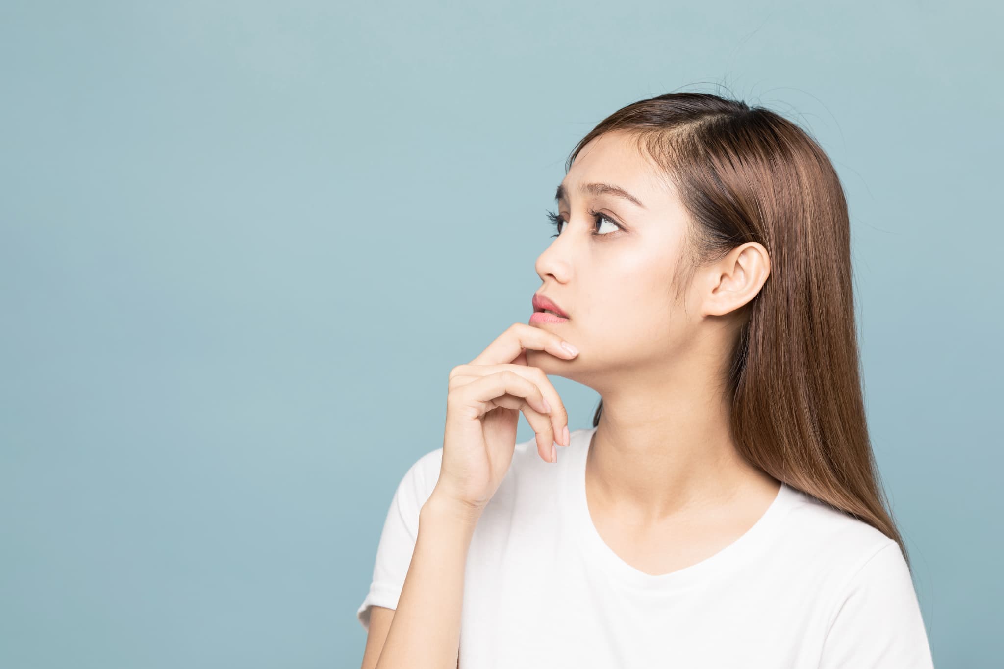 大人の出っ歯を矯正する方法は何があるのか考える女性