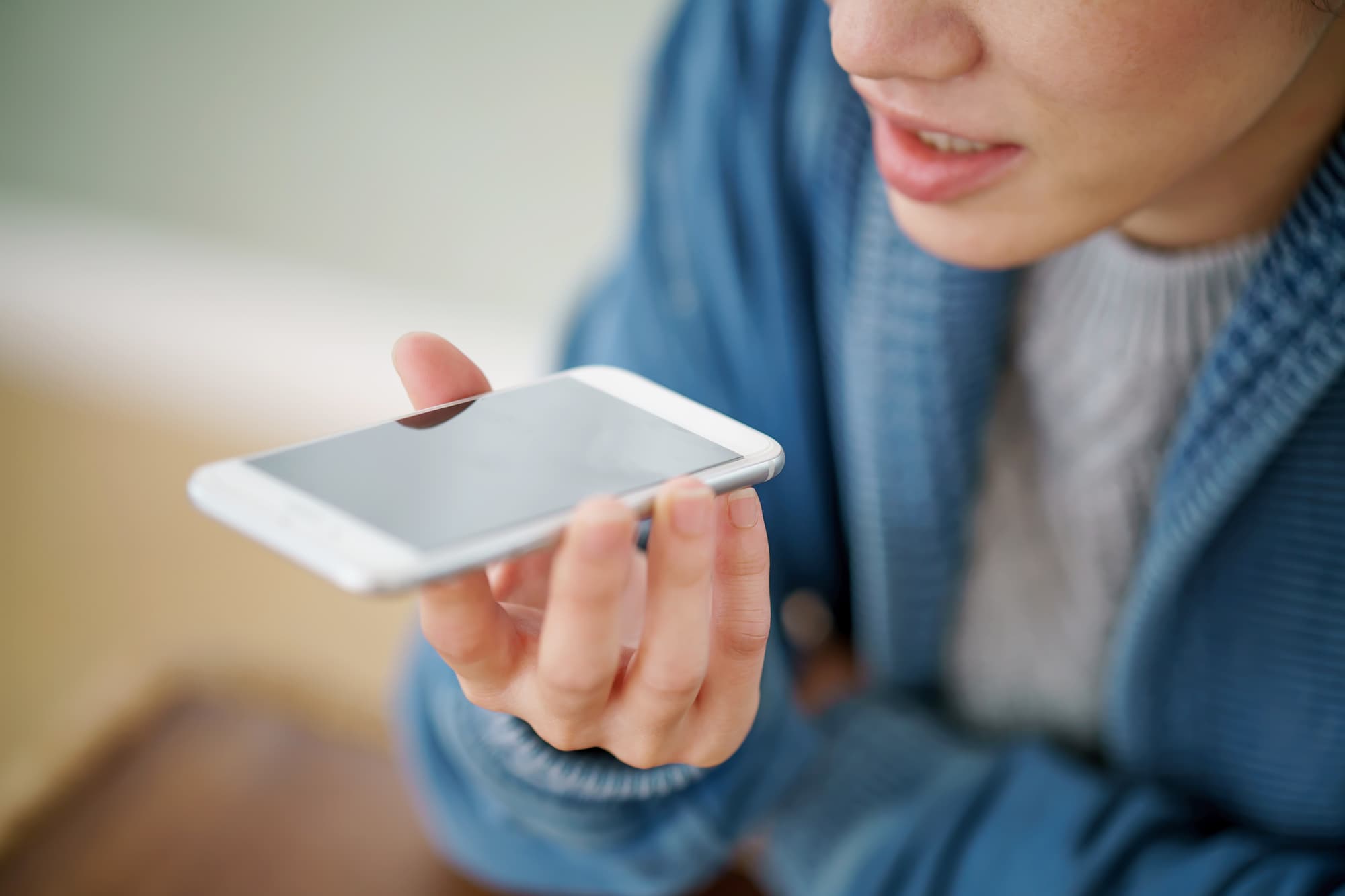 スマホで自分の声を録音する男性
