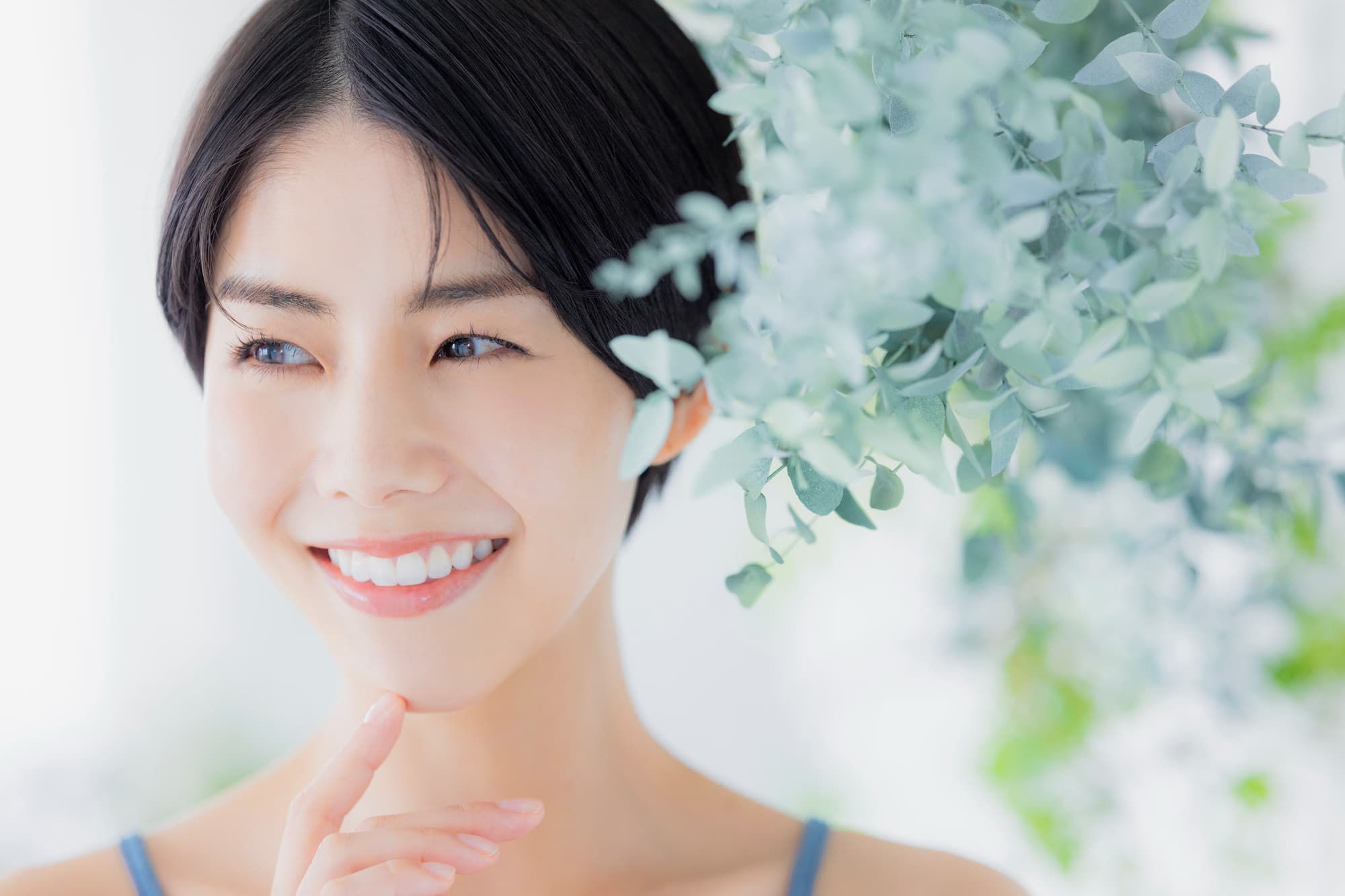 ホームホワイトニングで白くなった歯に満足して微笑む女性