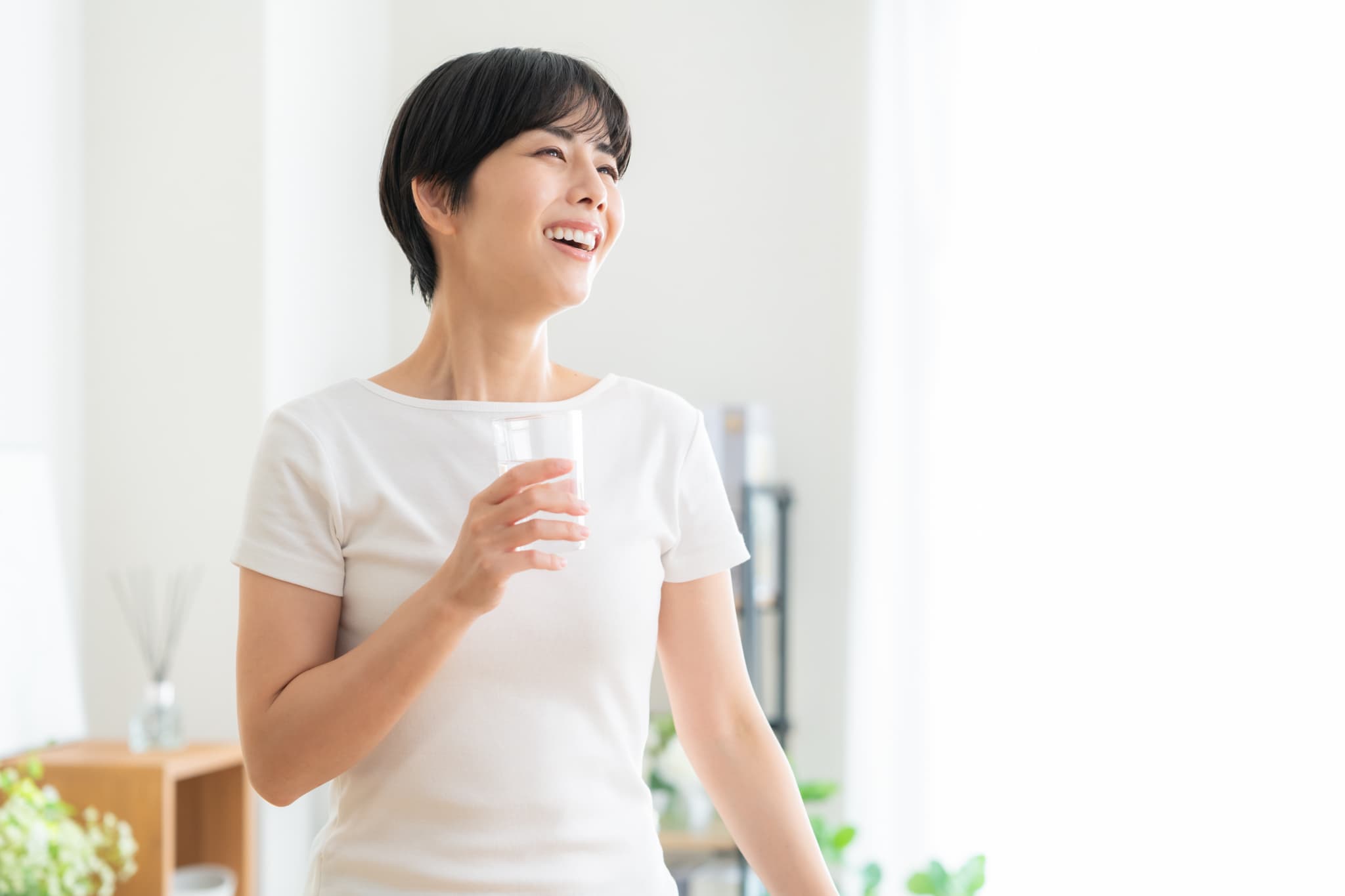 マウスピース矯正で歯列が整い笑顔を見せる女性
