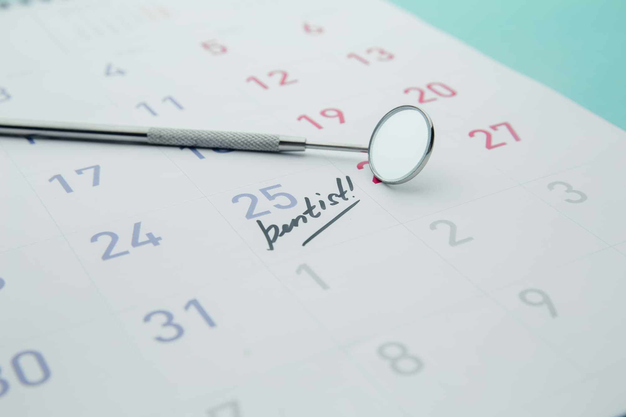 リテーナーを正しく使うために定期的に歯科検診を受けるイメージ