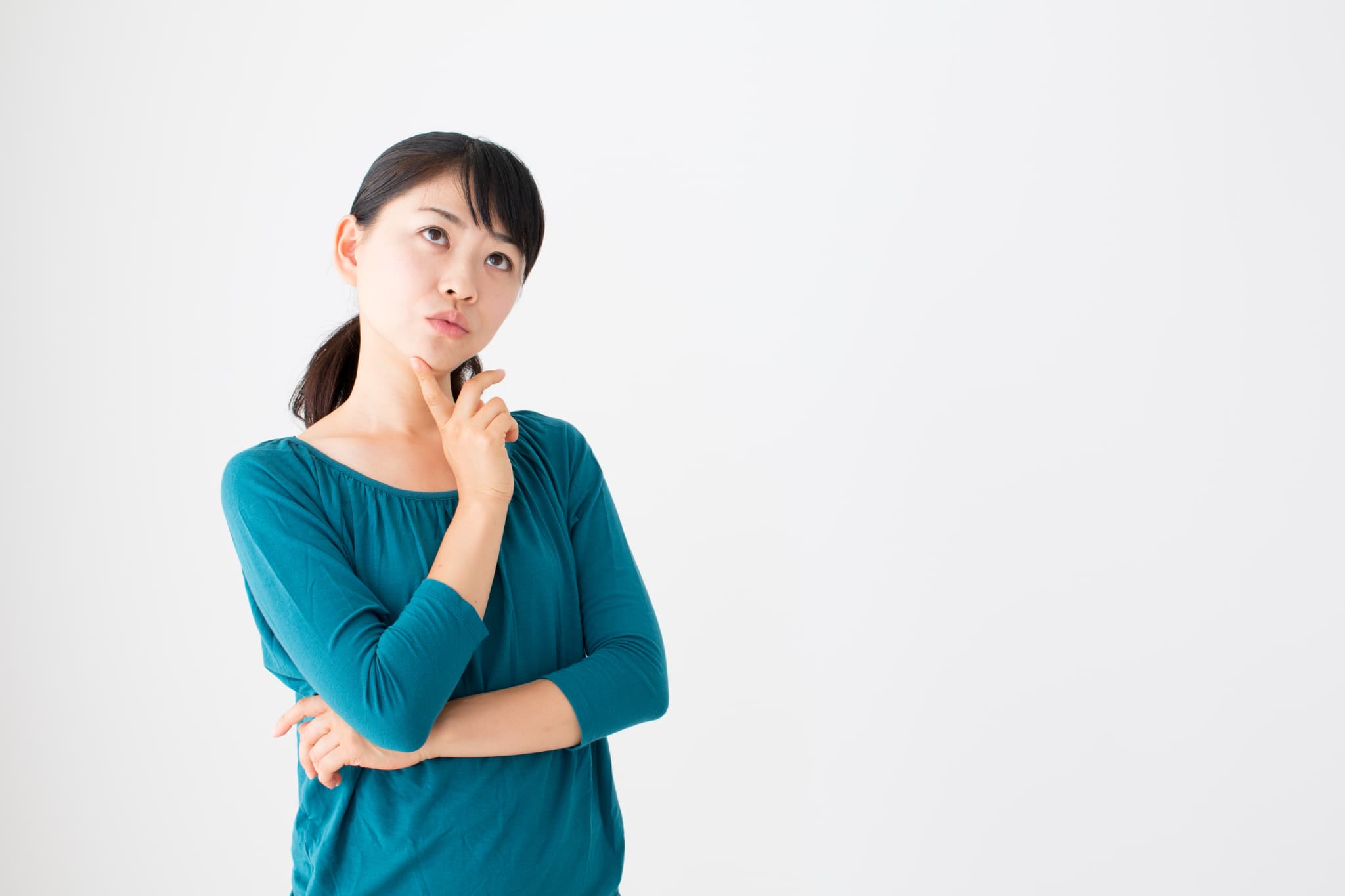 根管治療は自費診療になるのか考える女性