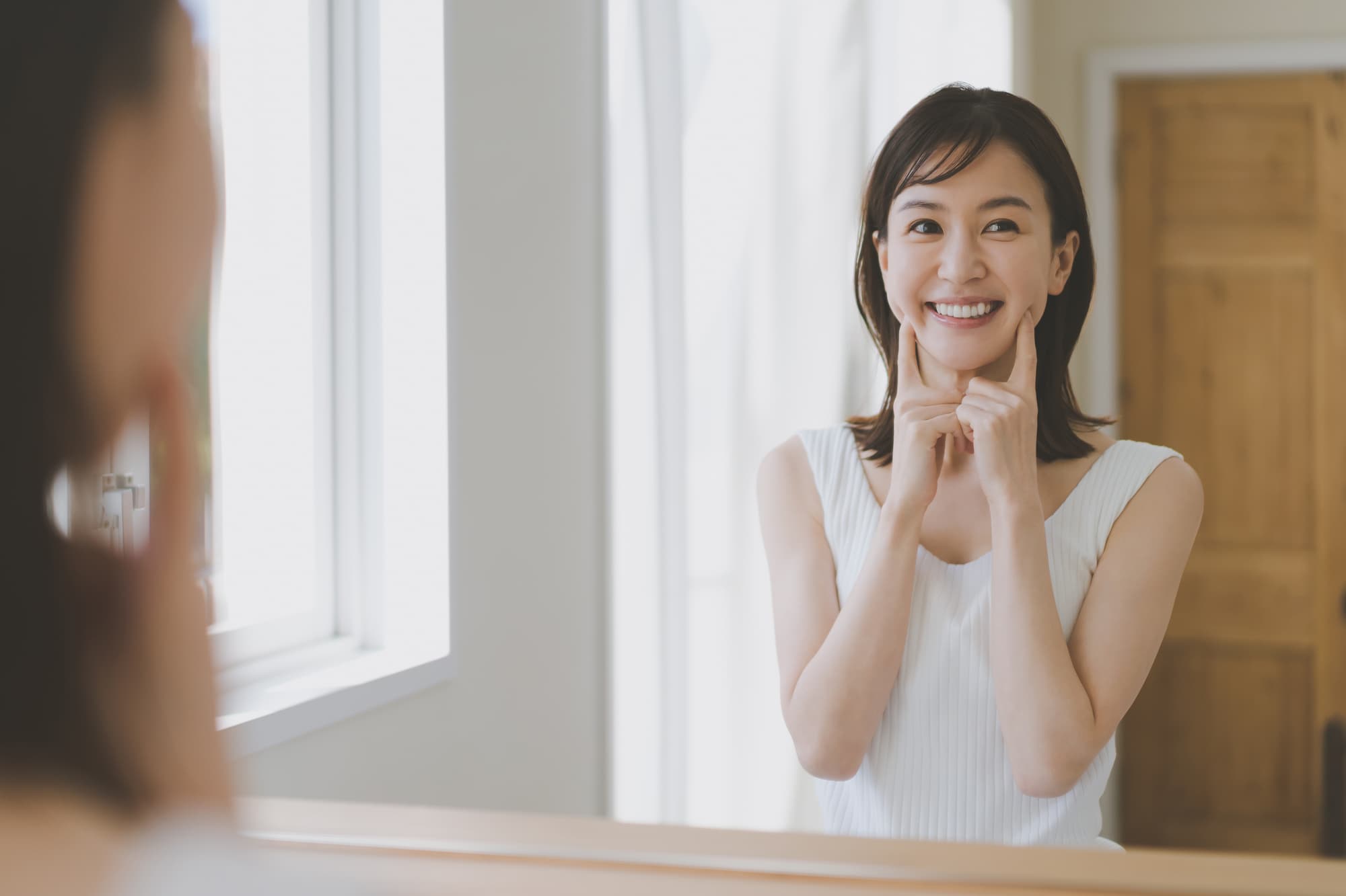 食後のセルフケアと歯科医院でのメンテナンスで綺麗な歯を保つ女性