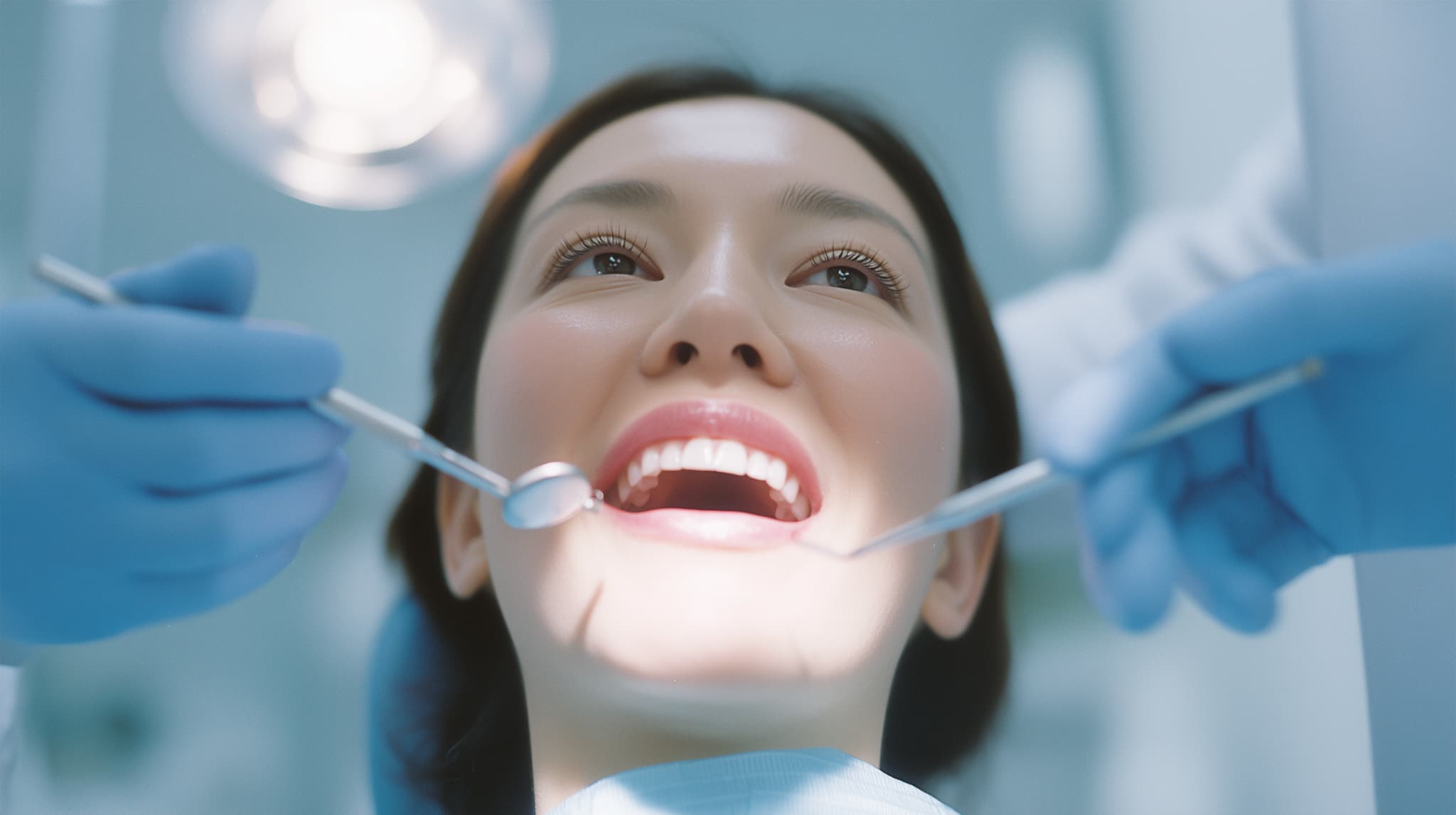 自費診療で根管治療を受ける女性