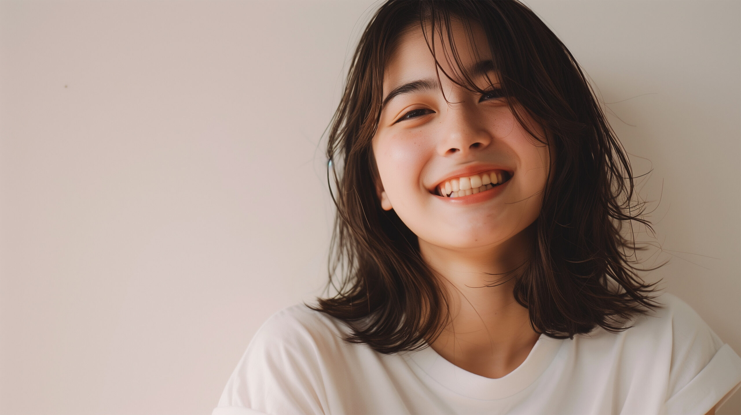 マウスピース矯正を終えて綺麗な歯並びになった笑顔の女性