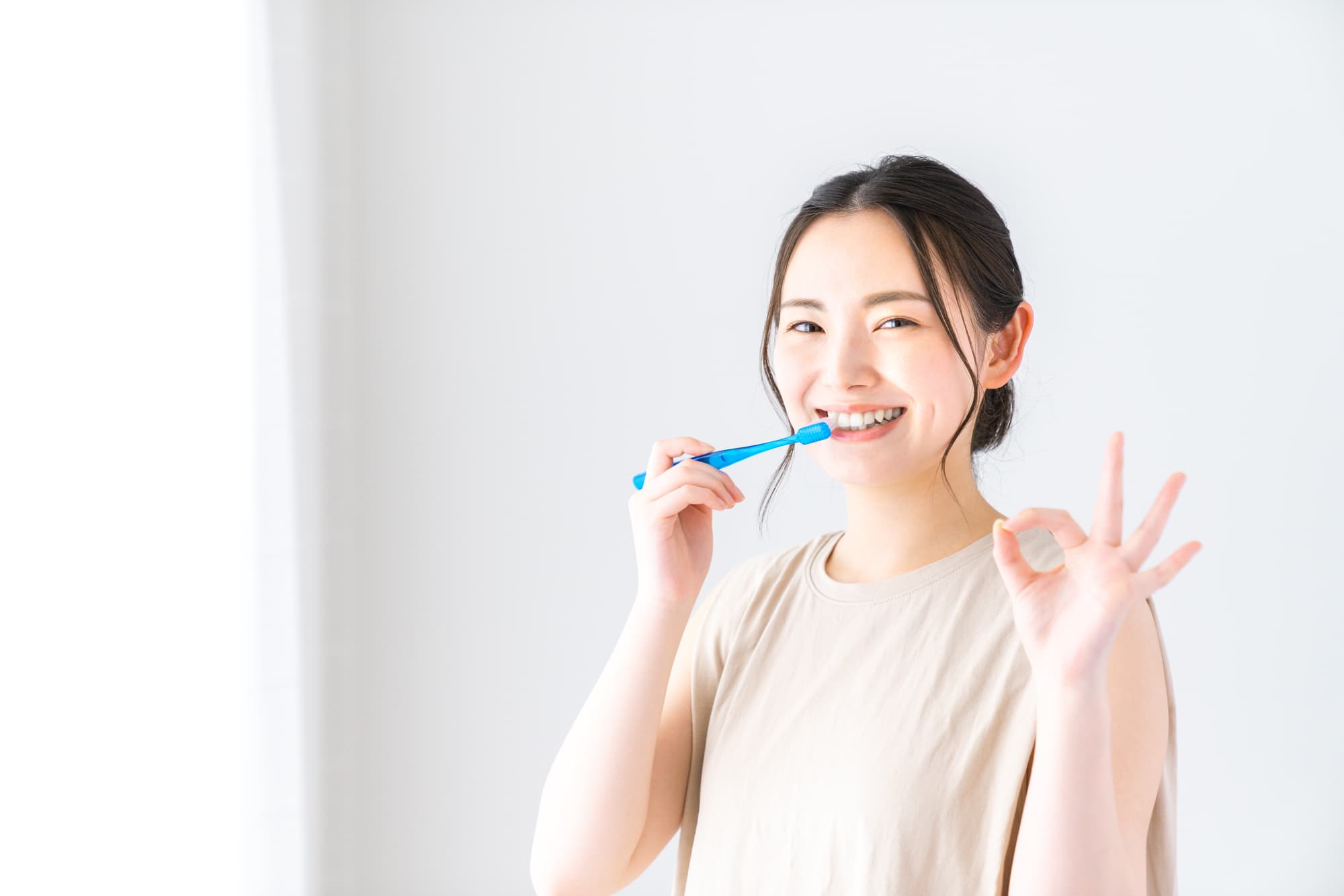 歯周病予防で正しい歯磨きを心がける女性