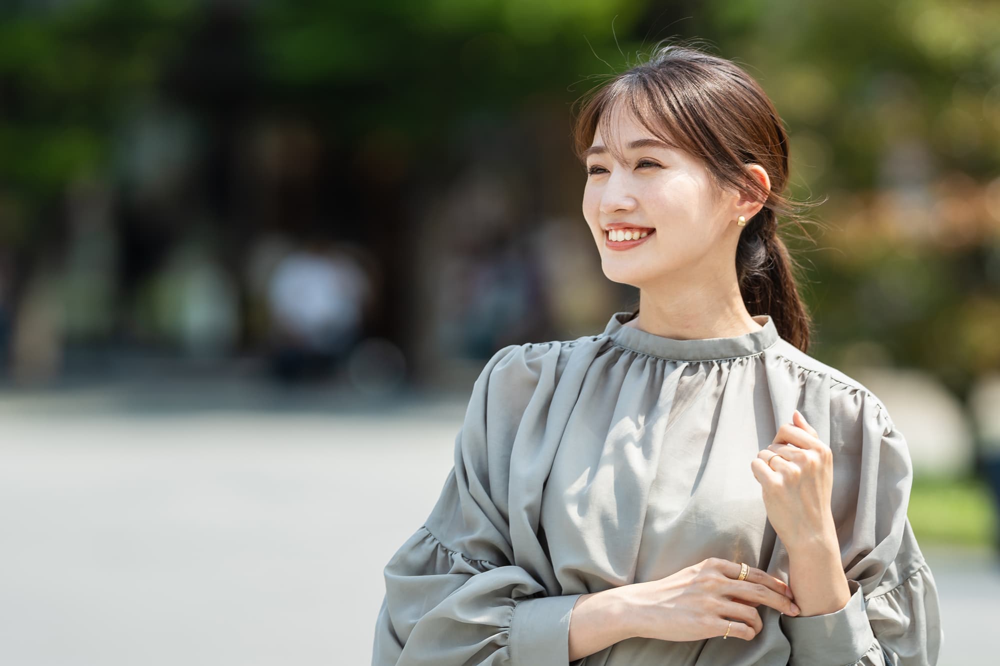 マウスピース矯正後の後戻りを防いで綺麗な歯ならびになった笑顔の女性