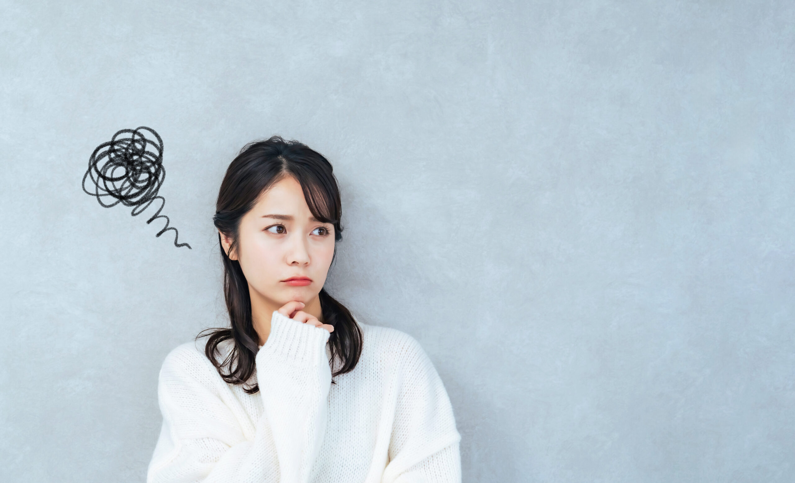 マウスピース矯正で歯が動いてないと感じている女性