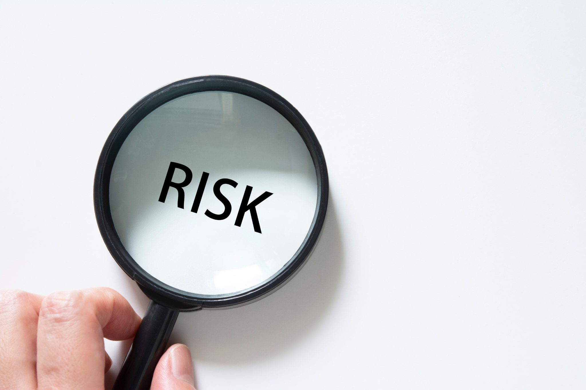 すきっ歯を放置するリスクを説明するイメージ