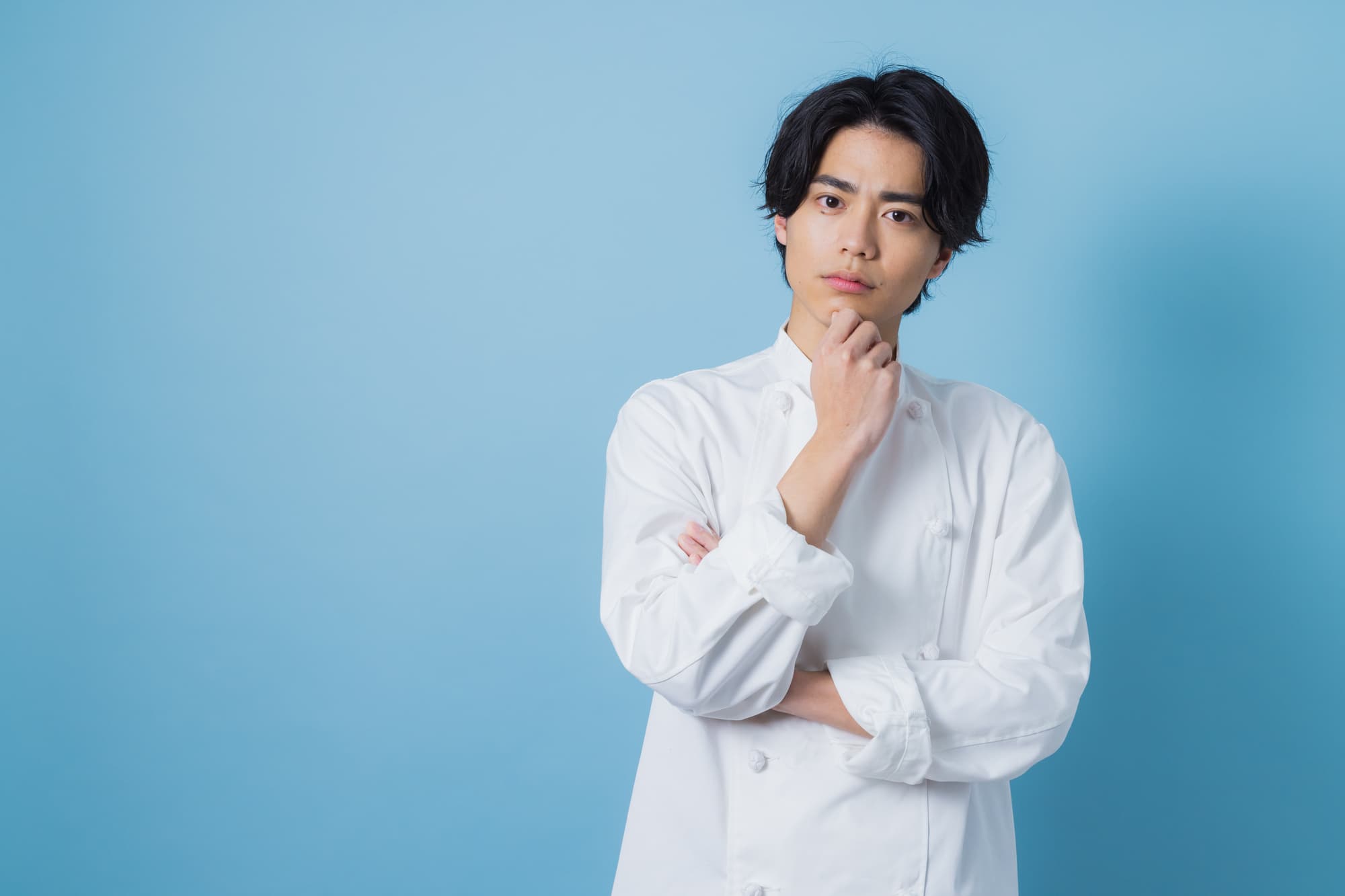 横向きに生えた親知らずは抜いたほうがいいのか考える男性