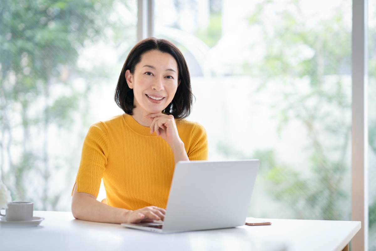 笑顔でパソコン作業をする女性