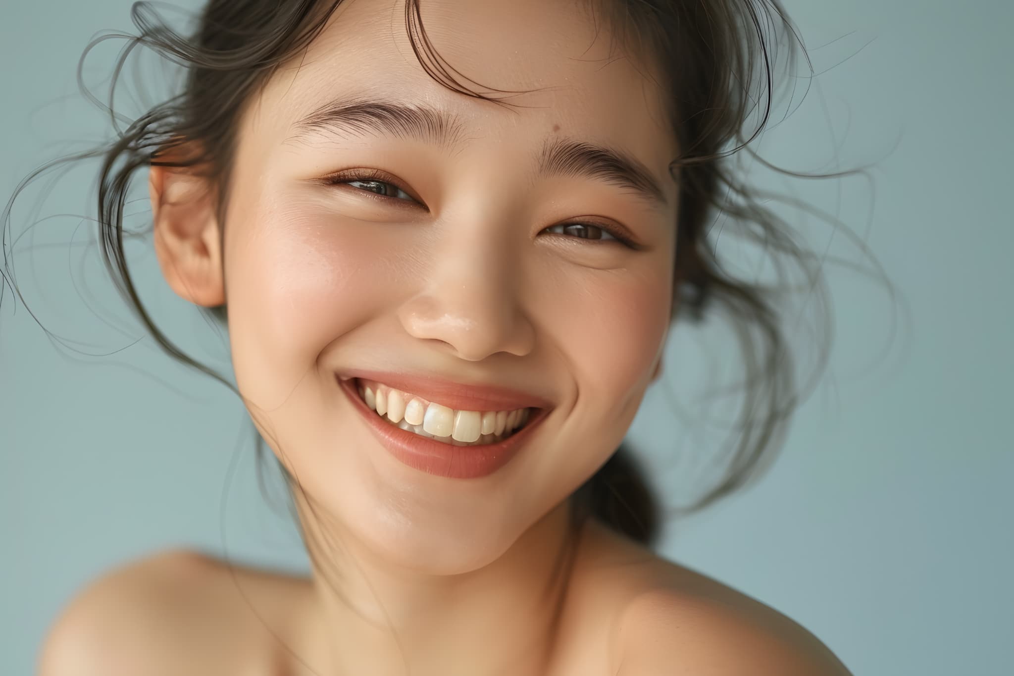 定期的なクリーニングで歯の健康を保つ女性