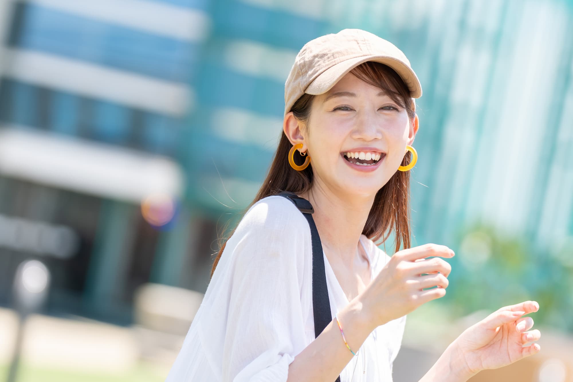 マウスピース矯正で整った歯並びになった笑顔の女性