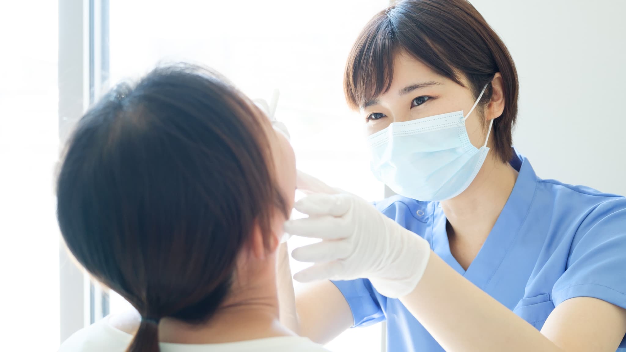 子どものお口をチェックする歯科衛生士