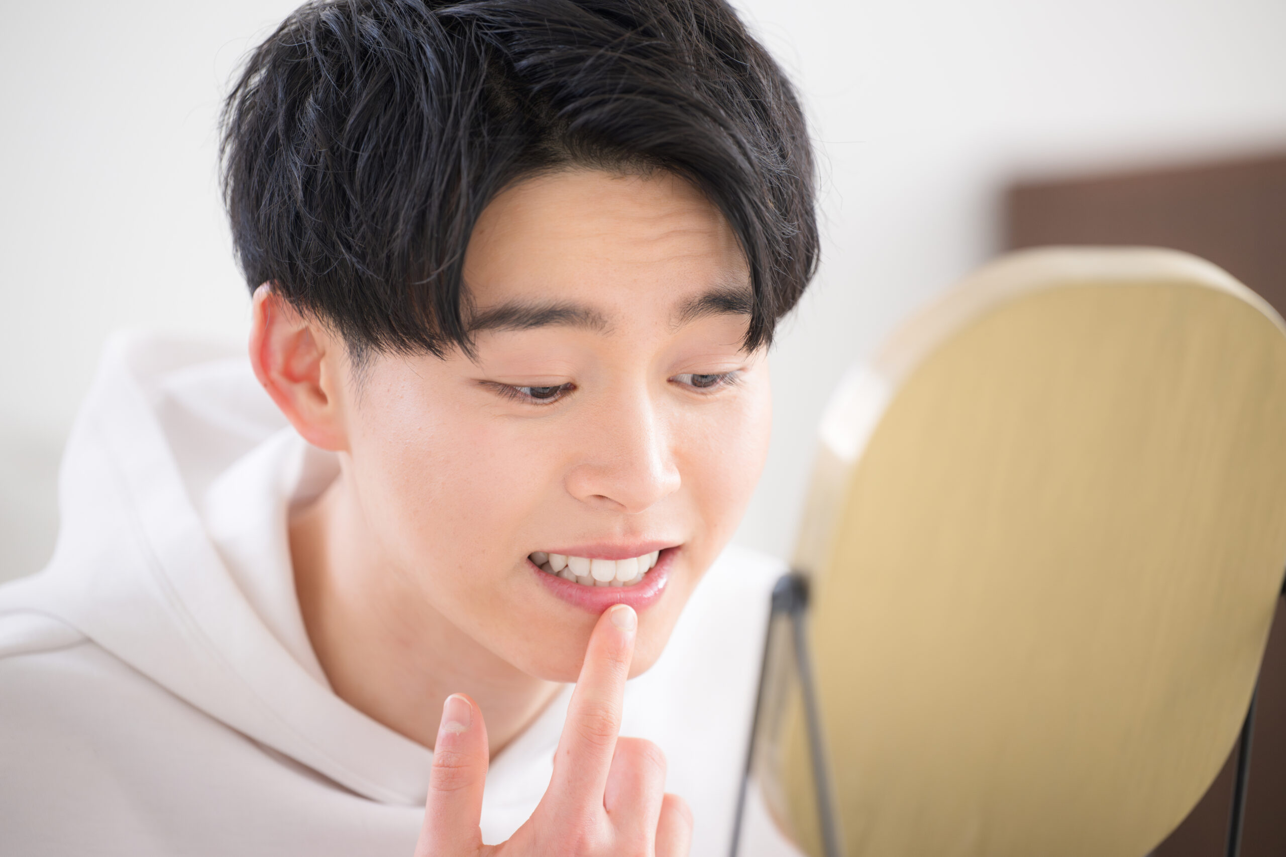 マウスピース矯正の治療効果を確認する男性