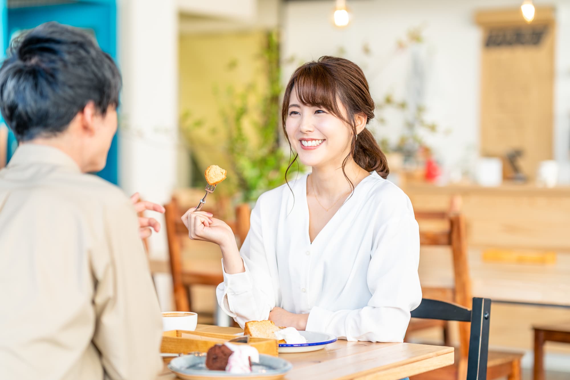 カフェで寛ぐ夫婦