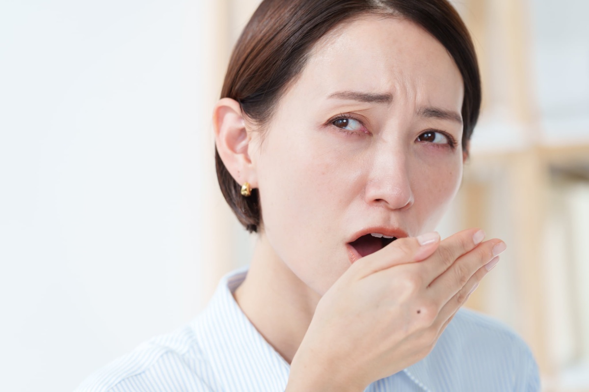 根管治療中の口の臭いを気にする女性