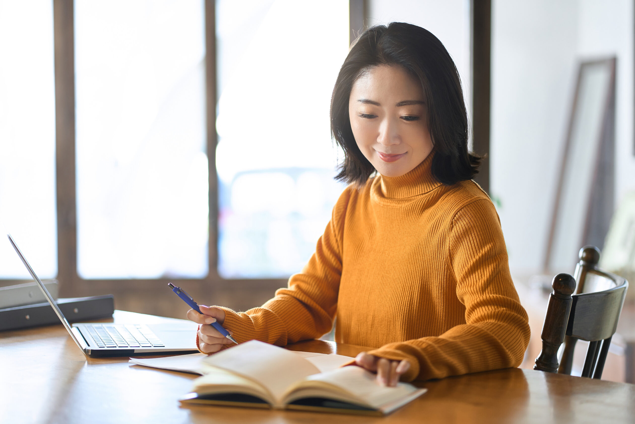 歯科衛生士の資格の勉強をする人