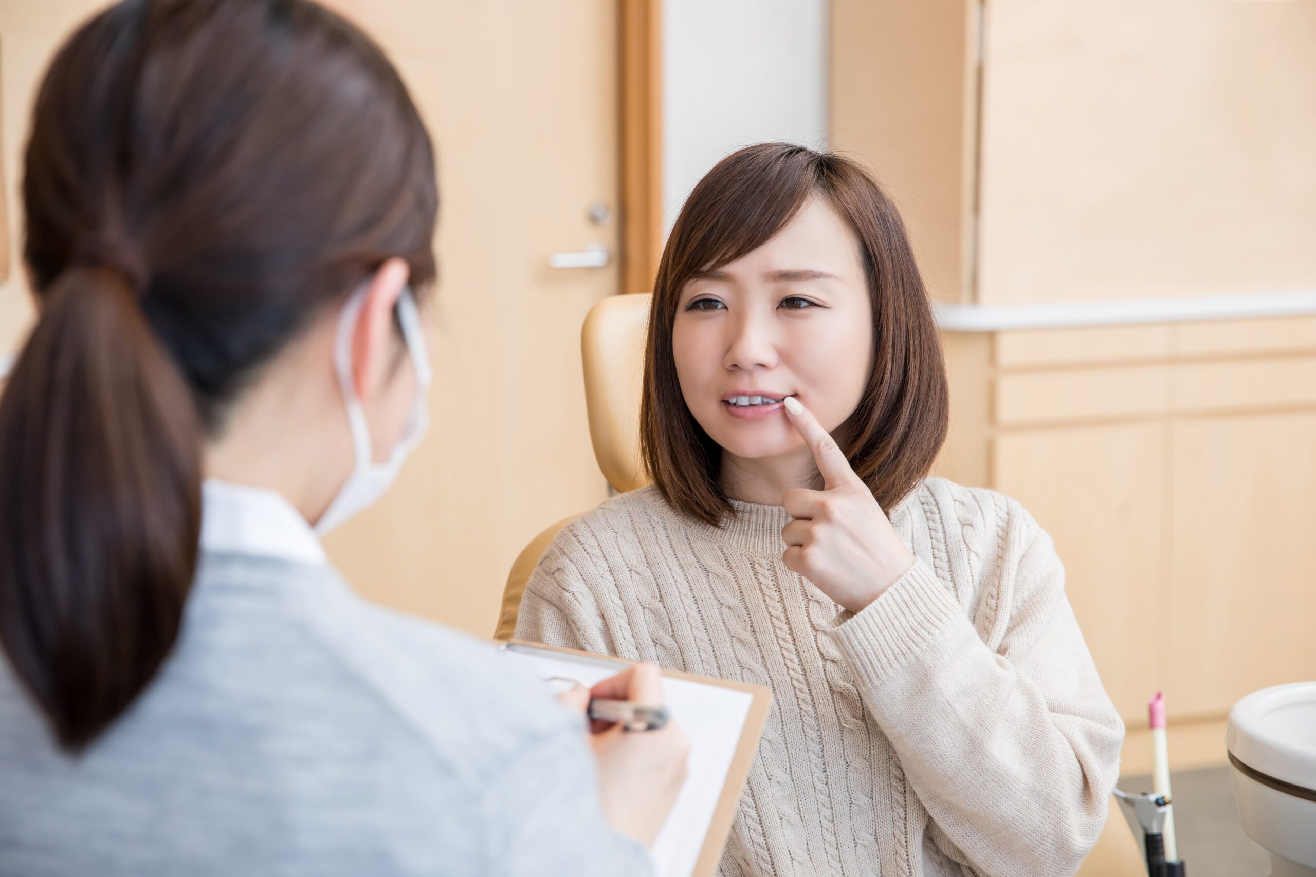 虫歯治療について相談している女性