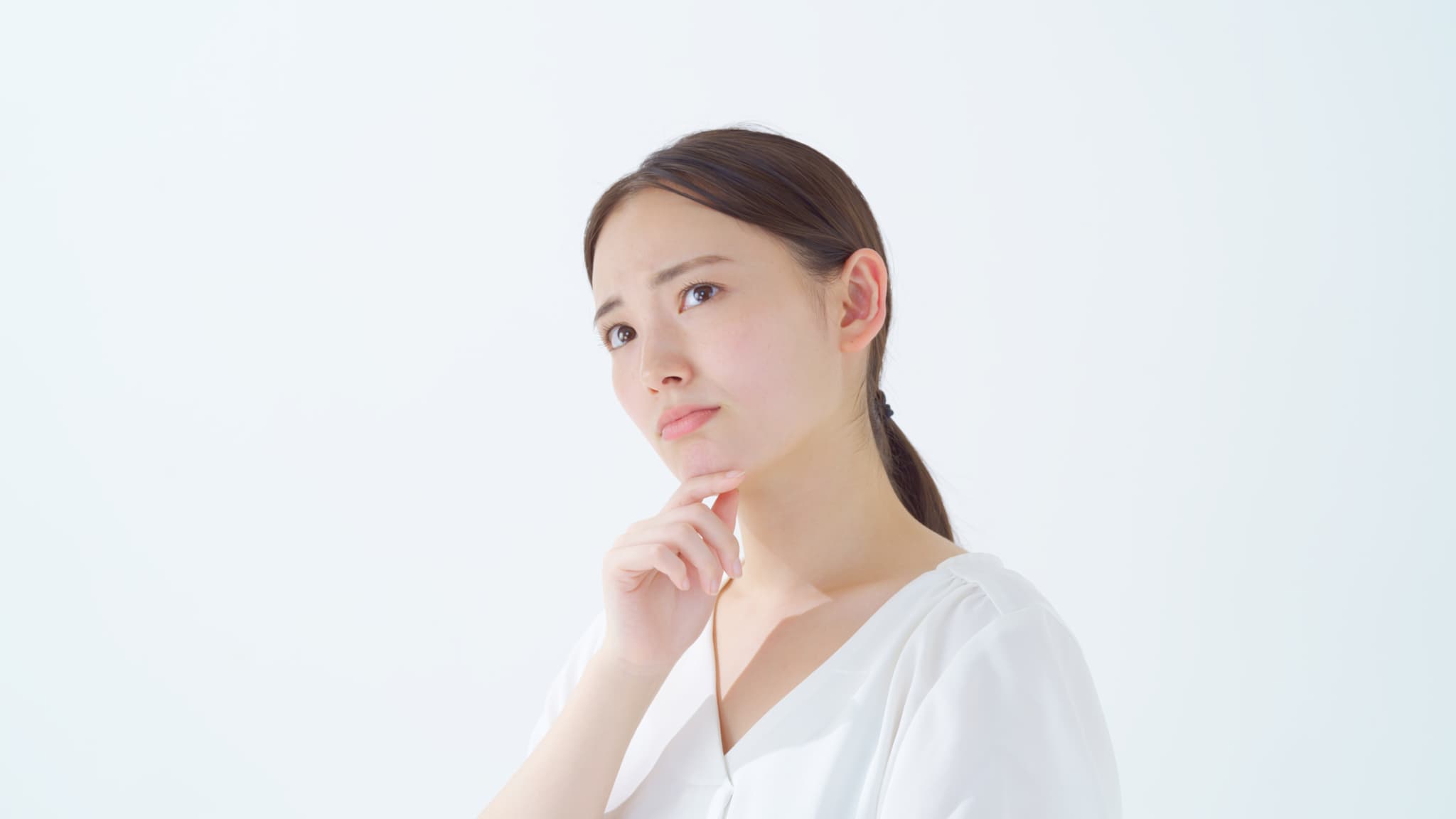 ワイヤー矯正を裏側でできる人できない人はいるのか考える女性