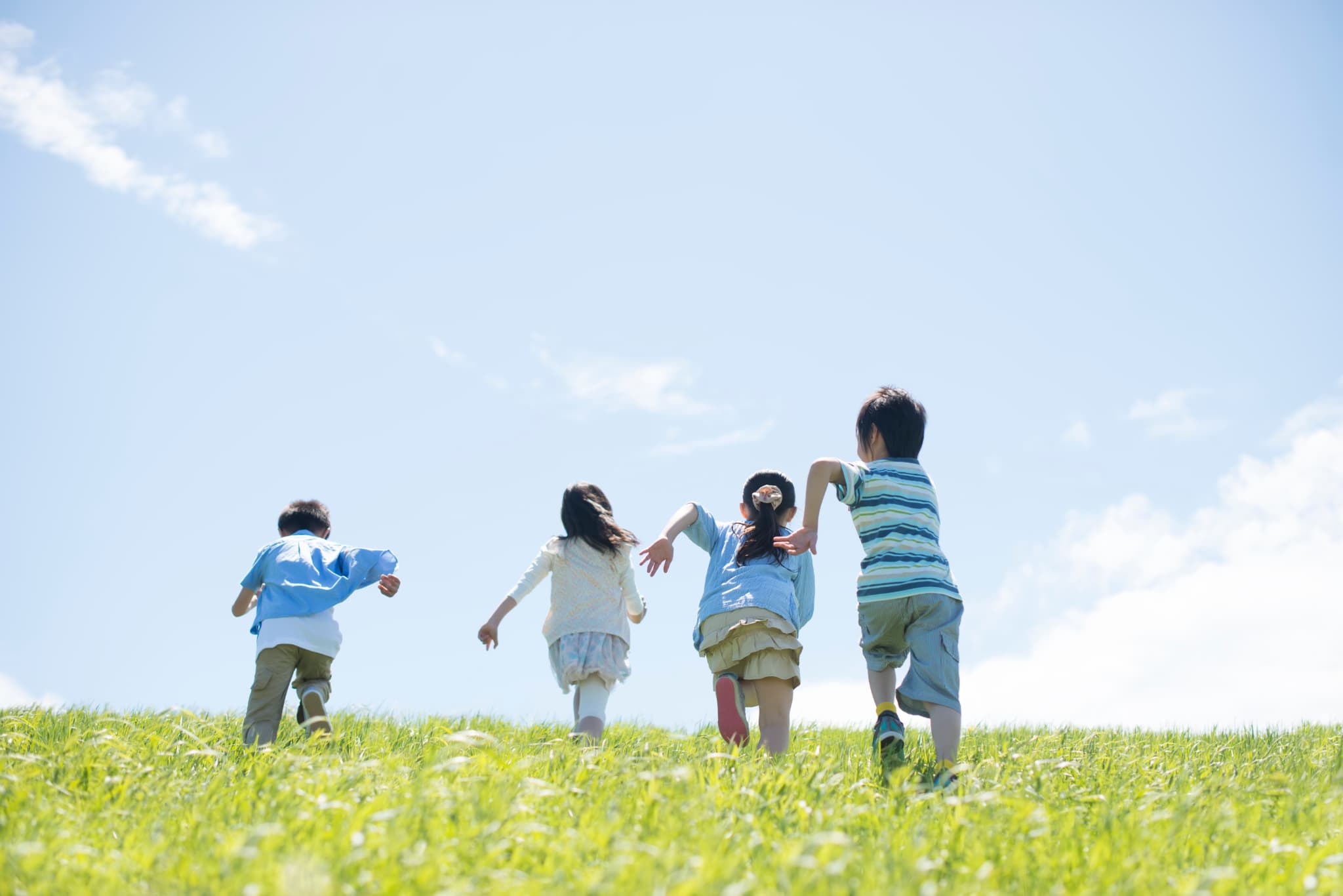 元気に遊ぶ子供たち