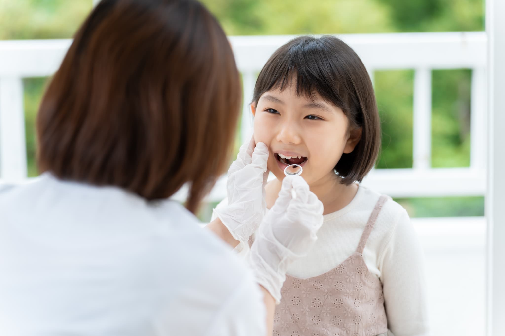 子どものお口の癖をチェックする歯科医師