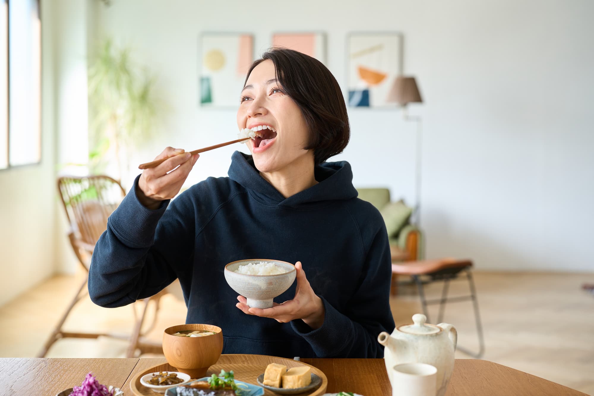 根管治療を終えて食事を楽しむ女性